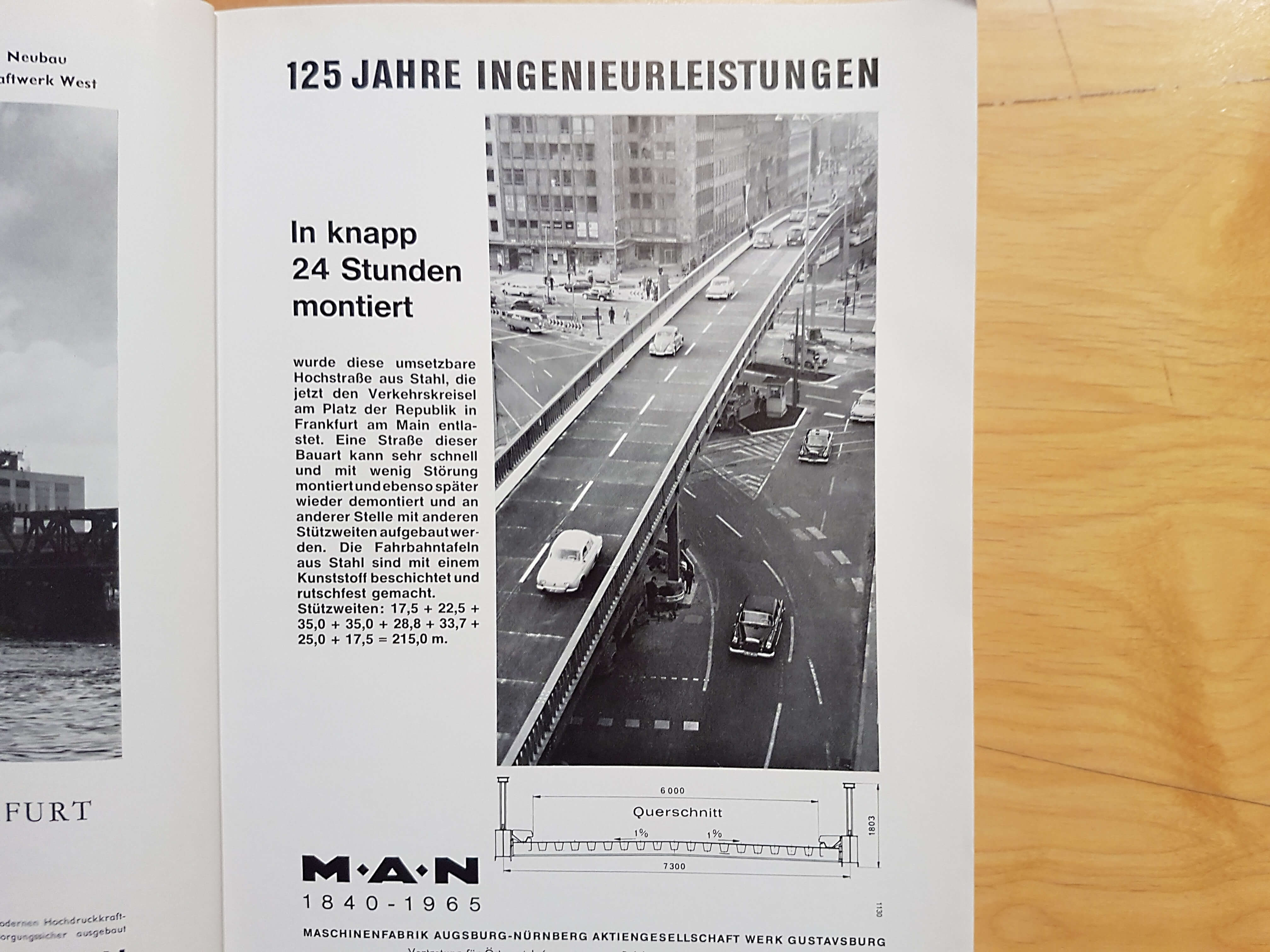 Diese mobile Autobrücke stand früher am Platz der Republik in Frankfurt am Main, gebaut durch M.A.N.