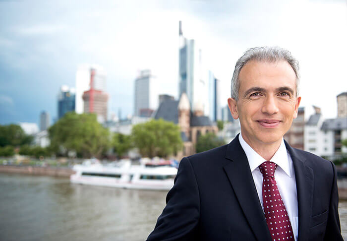 Oberbürgermeister Peter Feldmann (SPD) vor der Frankfurter Skyline im Jahre 2017