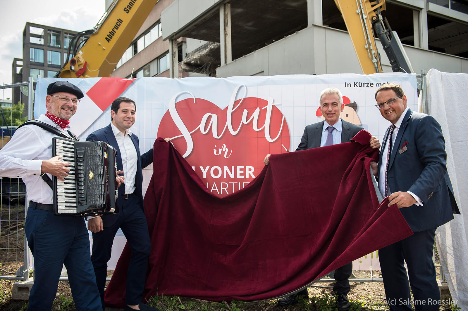 Oberbürgermeister Peter Feldmann (2.v.r.) bei seinem Besuch im Lyoner Quartier neben Catella-Geschäftsführer Klaus Franken (r) und dem SINN-Vorsitzenden David Roitmann (2.v.l.)