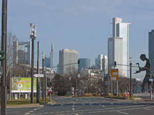 Frankfurt Wolkenkratzer im Bankenviertel, im Vordergrund das Westend