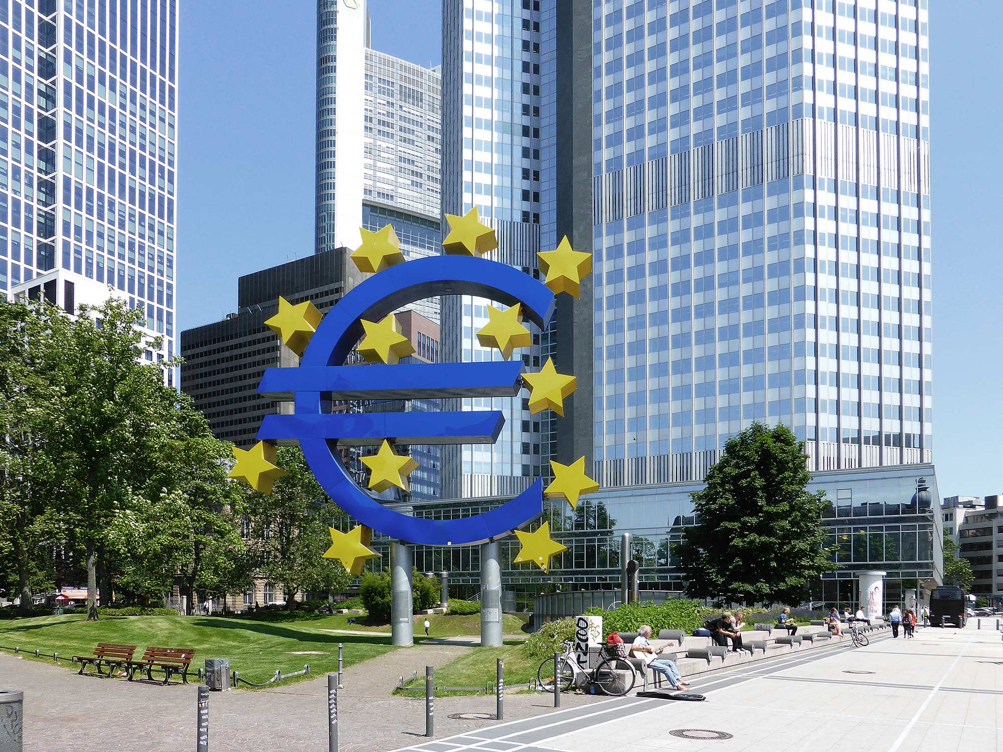 Eurotower Frankfurt - Euro Sculpture in the Financial District