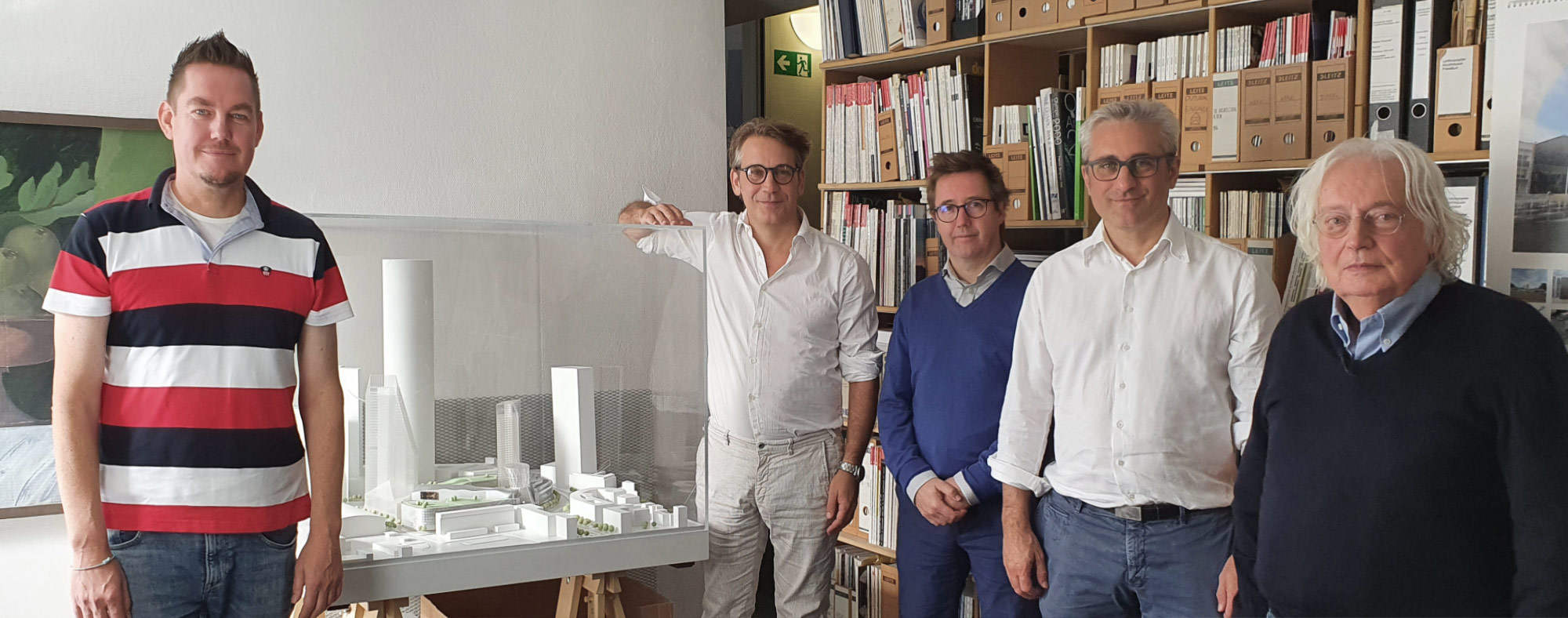 SKYLINE ATLAS meets Jourdan & Müller Steinhauser Architects. From left to right: Michael Wutzke, Benjamin Jourdan, Nicolai Steinhauser, Felix Jourdan, Jochem Jourdan - The model shows a design for the urban entertainment center later constructed in the European District