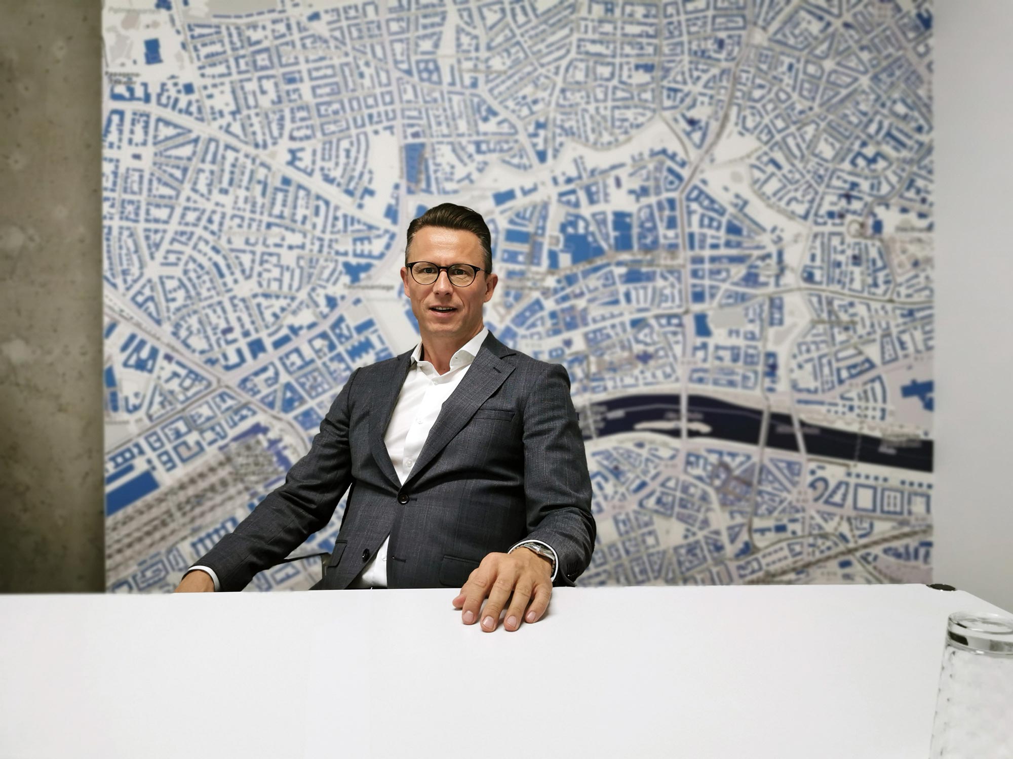 property-consultant-frankfurt-dean-vukovic-vundv-immobilien-in-front-of-city-map-frankfurt Property consultant Dean Vukovic in front of the Frankfurt city map - an expert of Frankfurt real estate investments