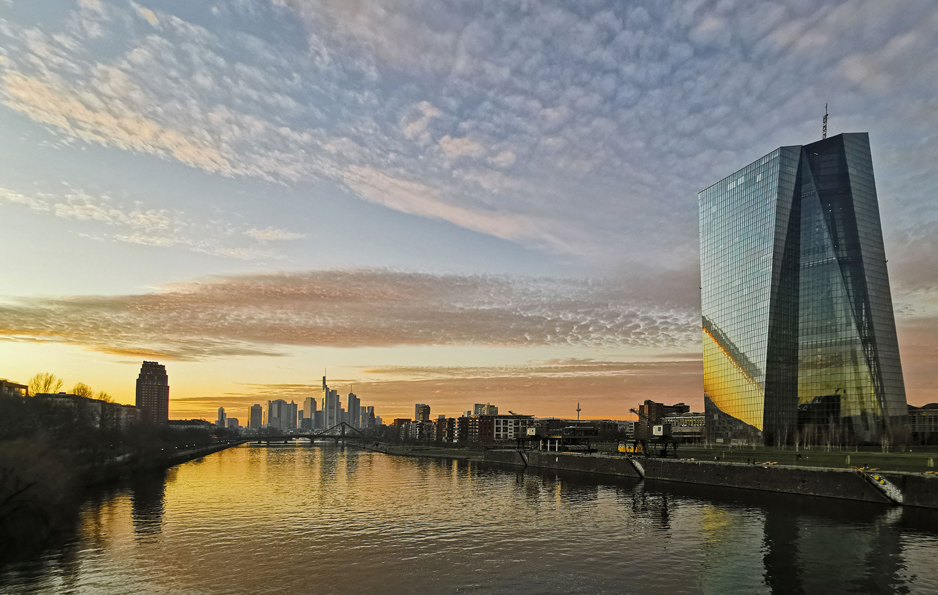 Stock photo of the ECB Skyscraper in Frankfurt with the banking center skyline in the background - ECB Skytower Frankfurt - ECB Headquarters - Free press photo - Photo No. 602-665-756