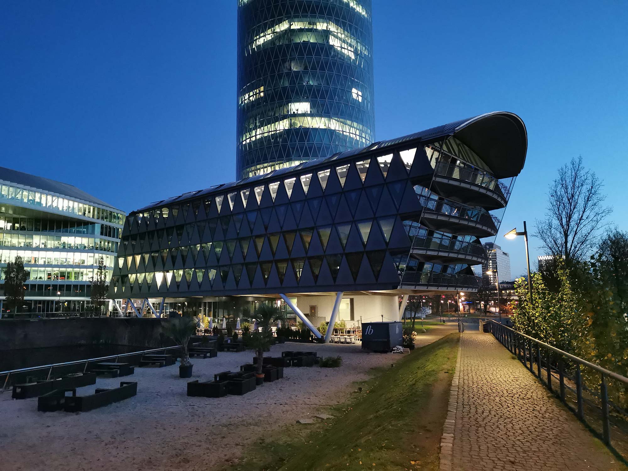 westhafen-tower-brueckengebaeude-westhafen-haus-frankfurt