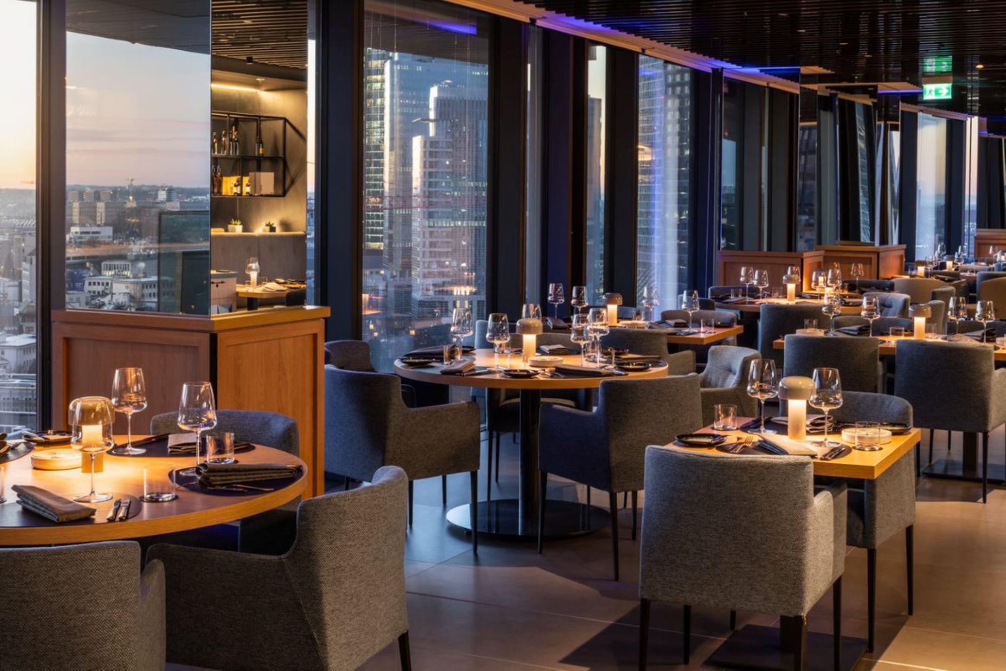 Meliá Frankfurt City Rooftop Skybar - ONE FORTY WEST Frankfurt