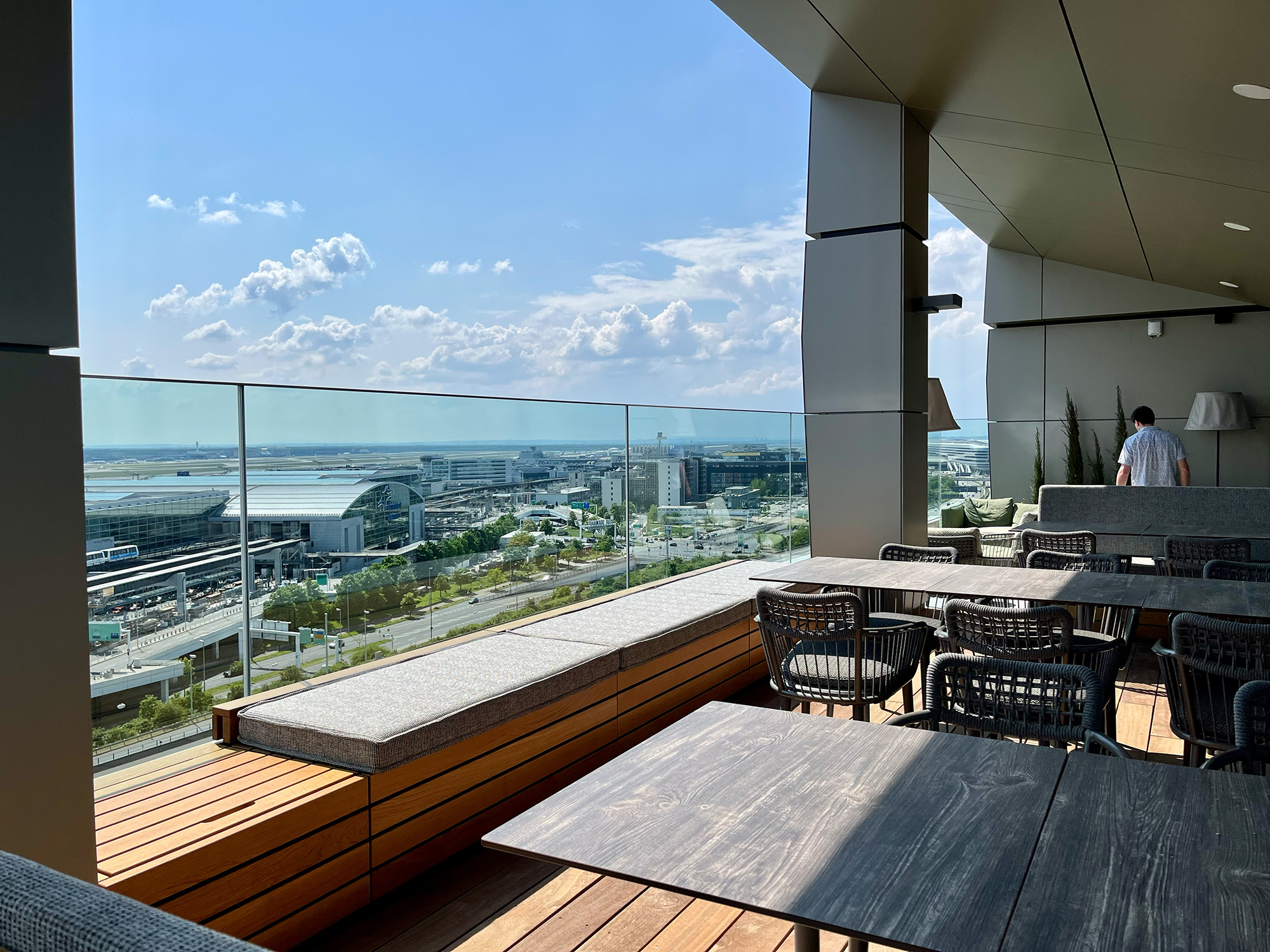 bmine-hotel-frankfurt-airport-gateway-gardens-roof-terrace
