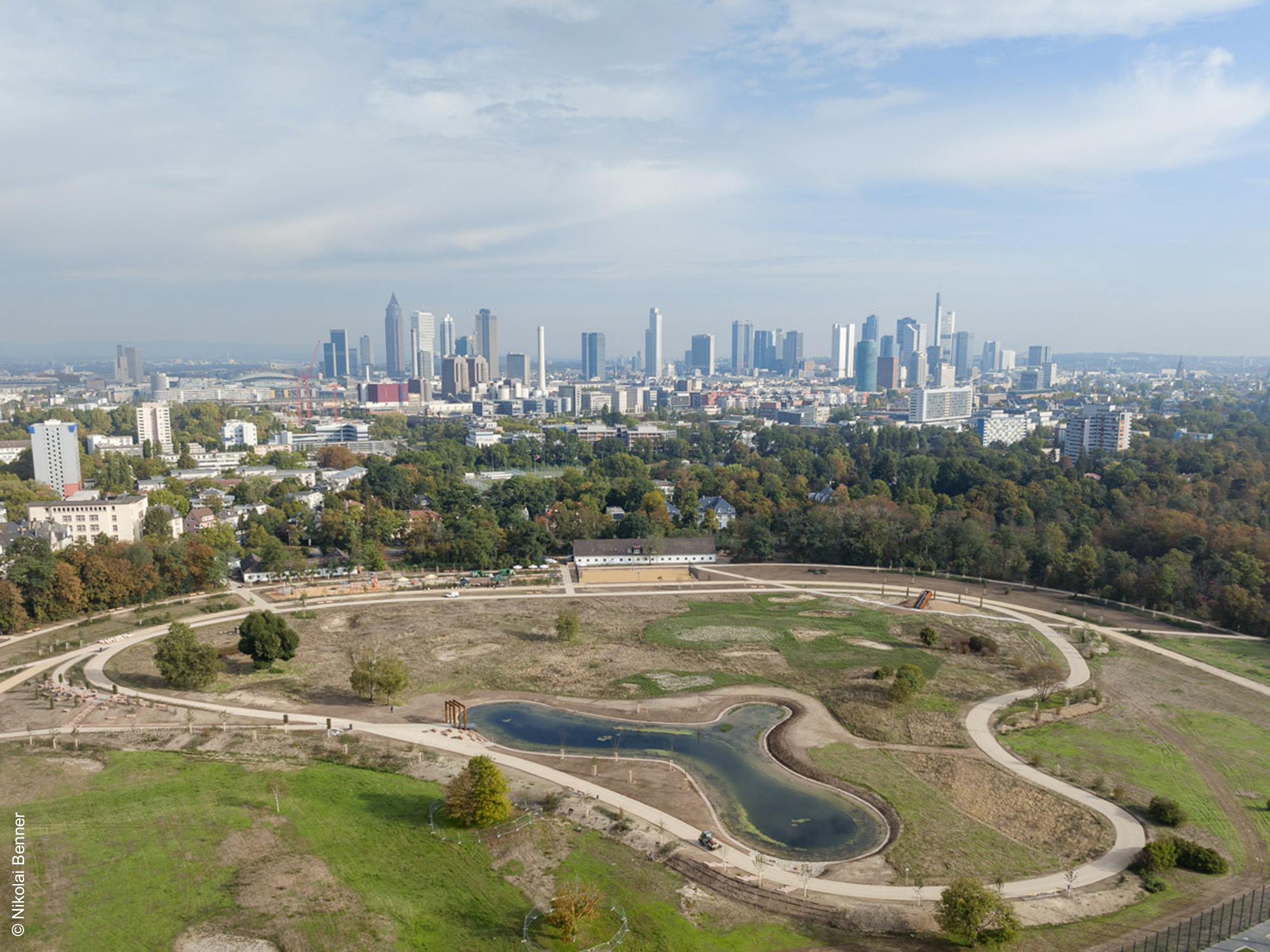 Rennbahnpark-Niederrad-Skyline